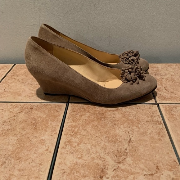 Bettina Round Toe Wedges in tan size 38 - Picture 6 of 12